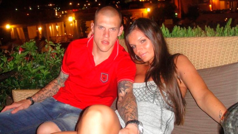 Martin Škrtel si so svojou životnou partnerkou Barborou užíva chvíle pohody